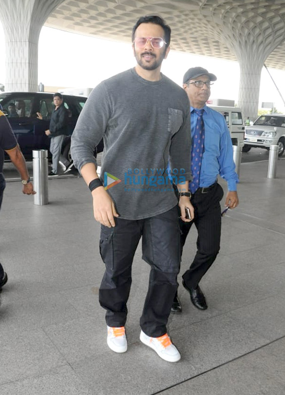 sonam kapoor ahuja karisma kapoor and others snapped at the airport