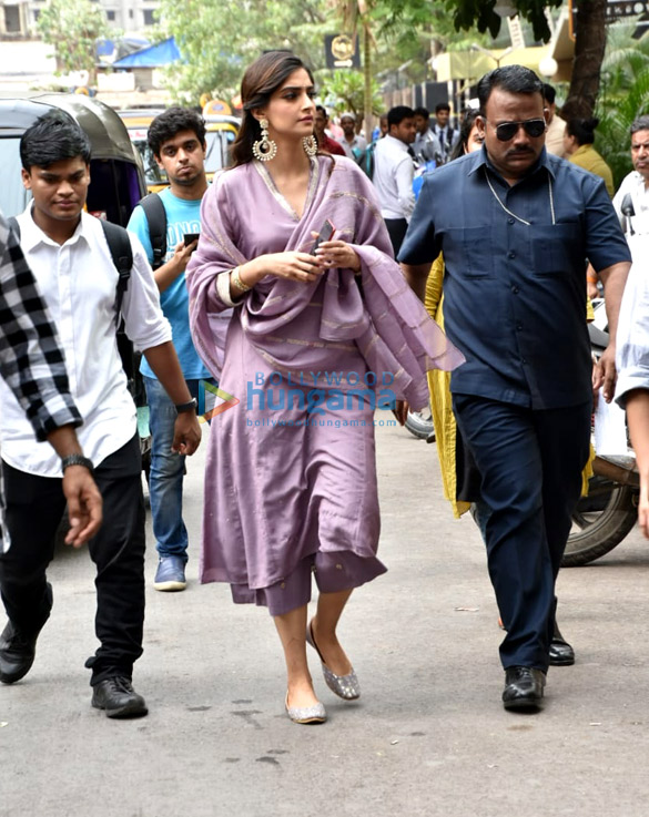 sonam kapoor snapped at veere di wedding promotions 1