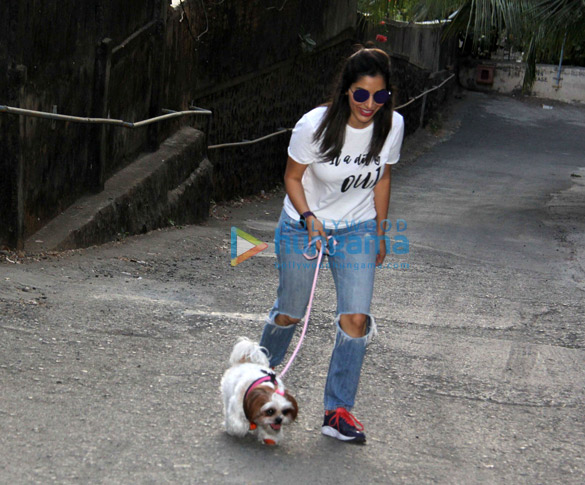 sophie choudry snapped at pali hill in bandra 4