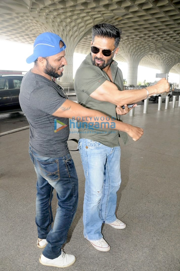 suniel shetty and raveena tondon snapped at the airport 3