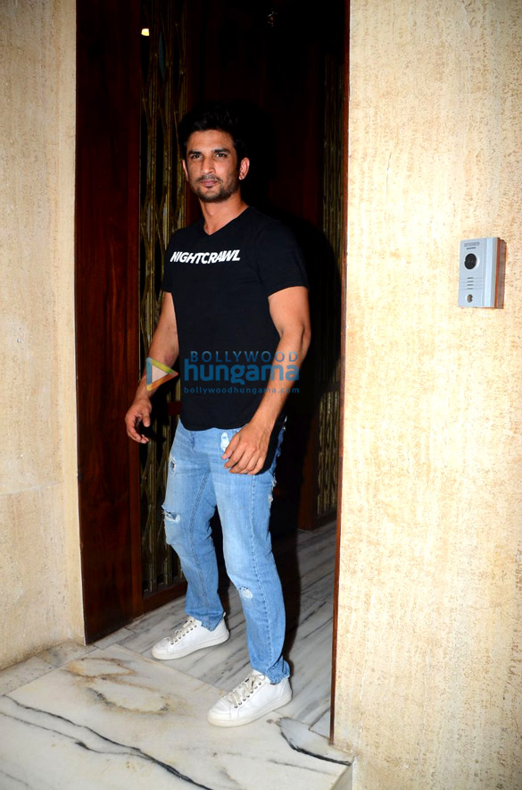 Sushant Singh Rajput, Kriti Sanon and Janhvi Kapoor spotted at Manish Malhotra’s house Sushant Singh Rajput, Kriti Sanon and Janhvi Kapoor spotted at Manish Malhotra’s house