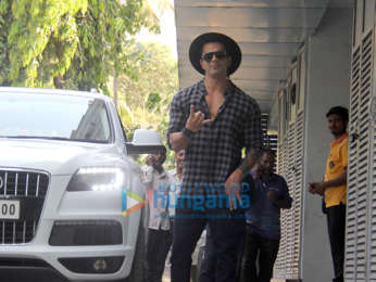 Taimur Ali Khan, Twinkle Khanna and Karan Singh Grover spotted at Bandra