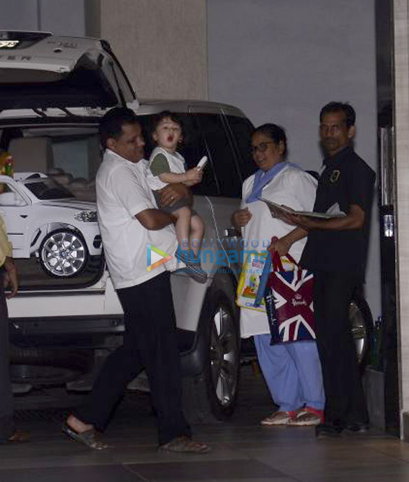 taimur ali khan and inaaya spotted at their grandmothers house in bandra 4