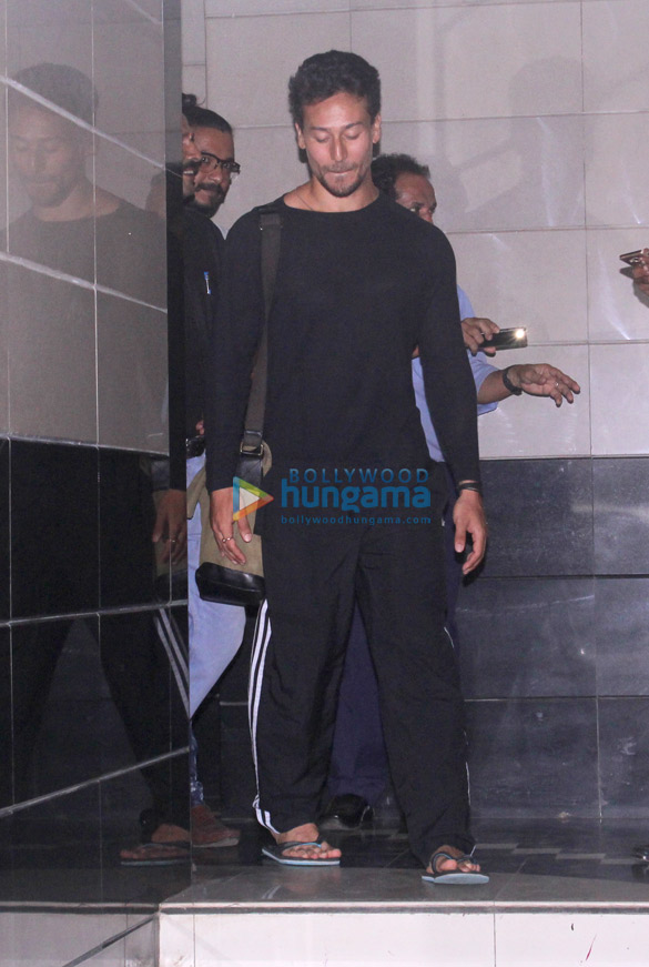 tiger shroff snapped outside a clinic in bandra 1