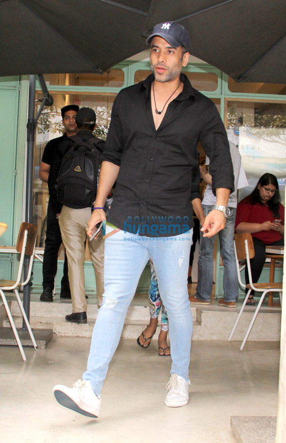 Tusshar Kapoor snapped with friends at The Kitchen Garden in Bandra Tusshar Kapoor snapped with friends at The Kitchen Garden in Bandra