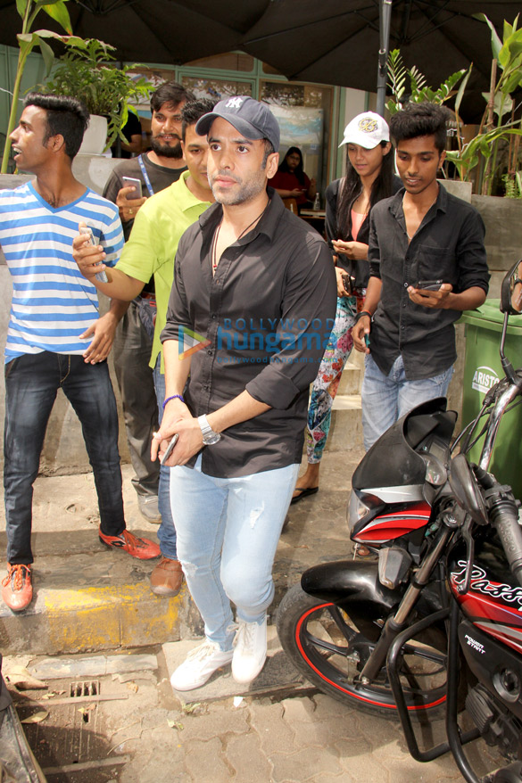 tusshar kapoor snapped with friends at the kitchen garden in bandra 6