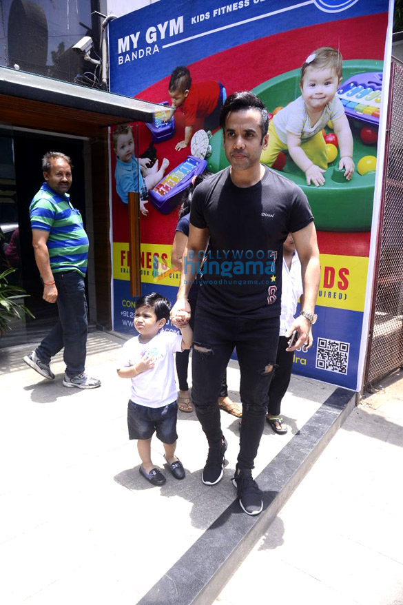 tusshar kapoor snapped with his son laksshya outside the gym in bandra 1