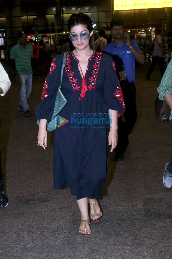 twinkle khanna prachi desai and ayushmann khurrana snapped at the airport 4