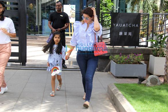 twinkle khanna snapped with her daughter and friends at yauatcha in bkc 2