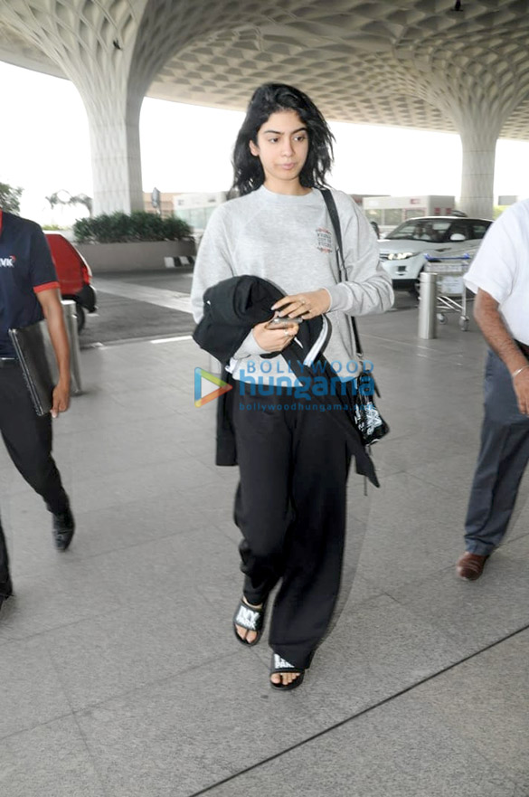 vaani kapoor karisma kapoor and others snapped at the airport 8