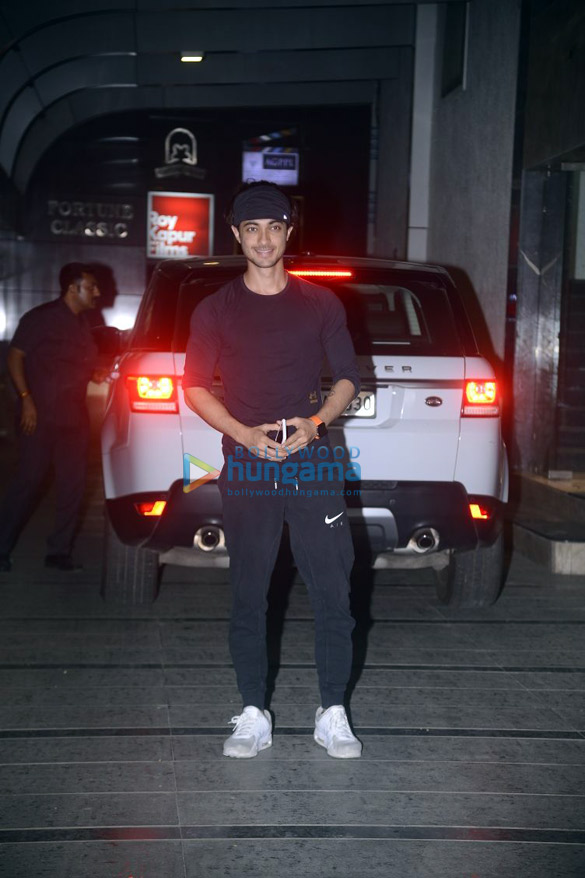 varun dhawan and ayush sharma spotted at gym in bandra 2