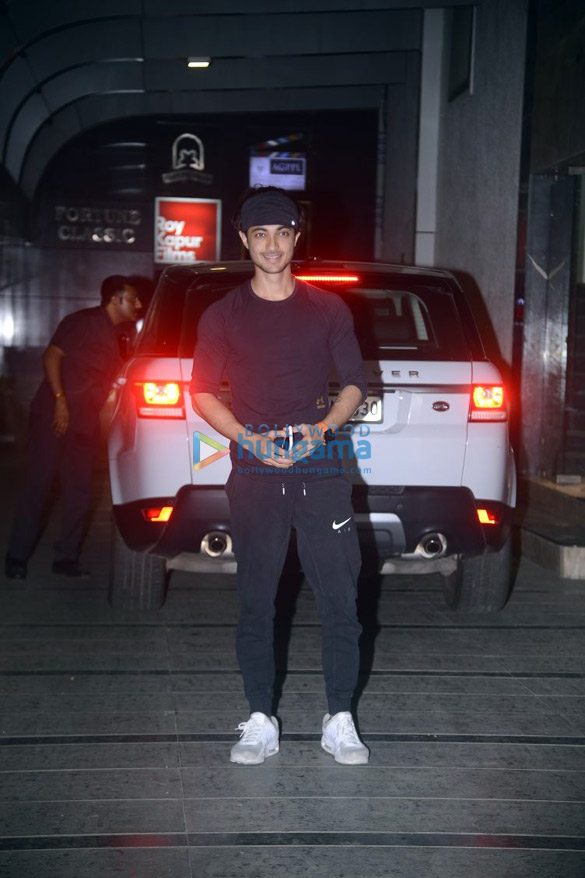 varun dhawan and ayush sharma spotted at gym in bandra 4