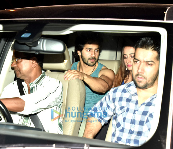 varun dhawan snapped with family for dinner 6
