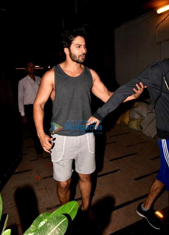 varun dhawan spotted at gym in bandra 11
