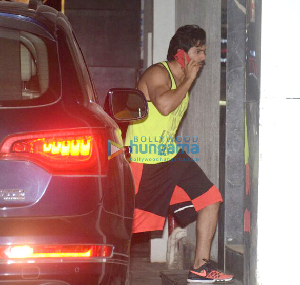 varun dhawan spotted at gym in bandra 3