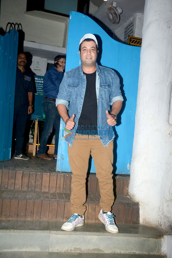 varun sharma snapped at olive in bandra 1