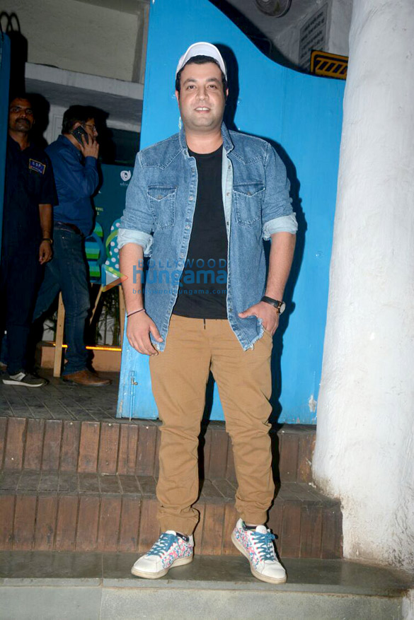 varun sharma snapped at olive in bandra 4
