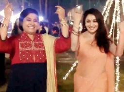 WATCH: Madhuri Dixit and Renuka Shahane re-create Lo Chaali Mai from Hum Aapke Hain Koun