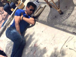 WHAT? Tiger Shroff caught sleeping on FLOOR on the sets of Student Of The Year 2