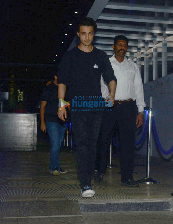aayush sharma snapped at hakkassan with friends 3