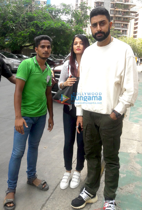 aishwarya rai bachchan and abhishek bachchan snapped at bkc 1
