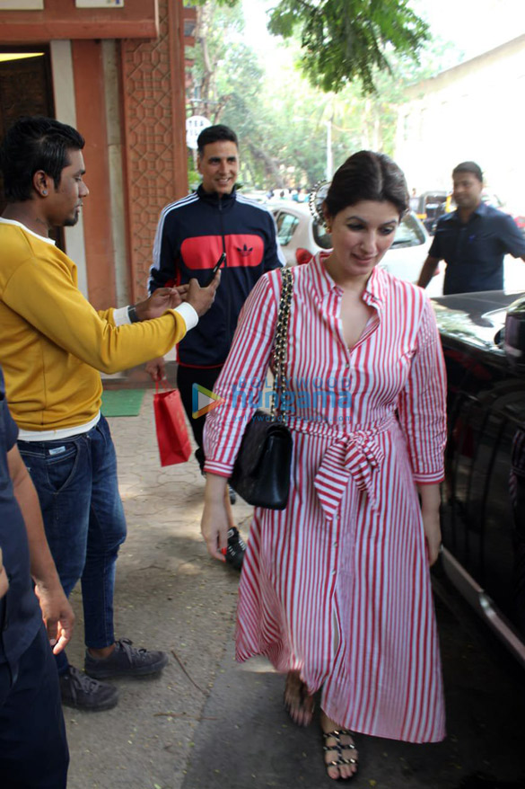 akshay kumar and twinkle khanna spotted together in juhu 5