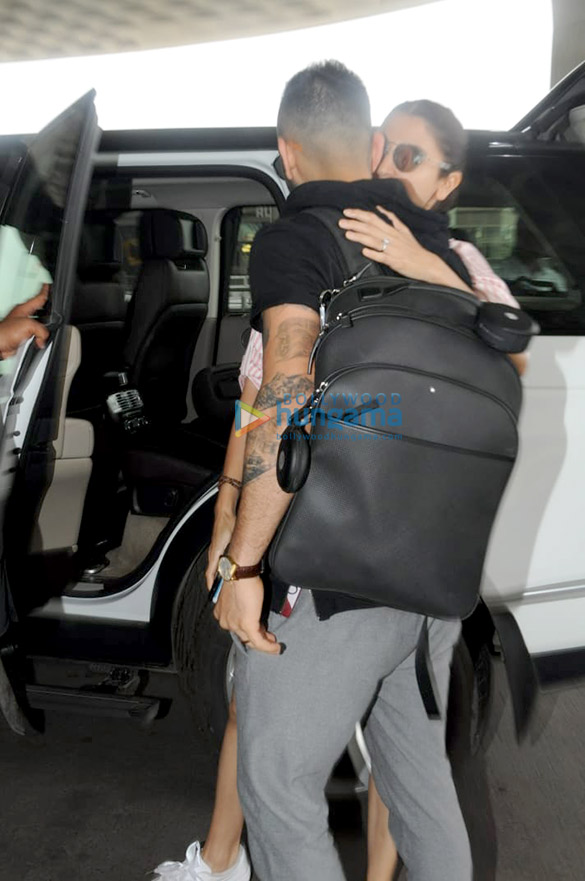 anushka sharma snapped dropping virat kohli at the mumbai airport 4