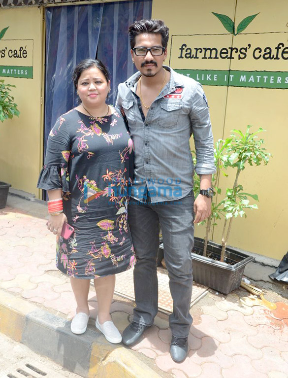 bharti singh haarsh limbachiyaa spotted outside a cafe in bandra 4