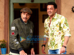 Bobby Deol recreates his father Dharmendra’s most iconic scene from Sholay in Yamla Pagla Deewana 3