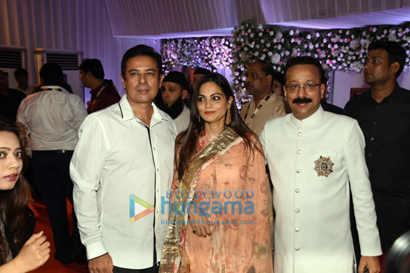 celebs grace baba siddiques iftar party1 2