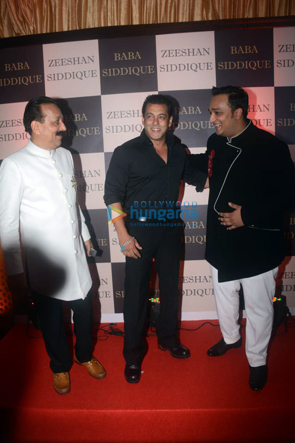 celebs grace baba siddiques iftar party1 8