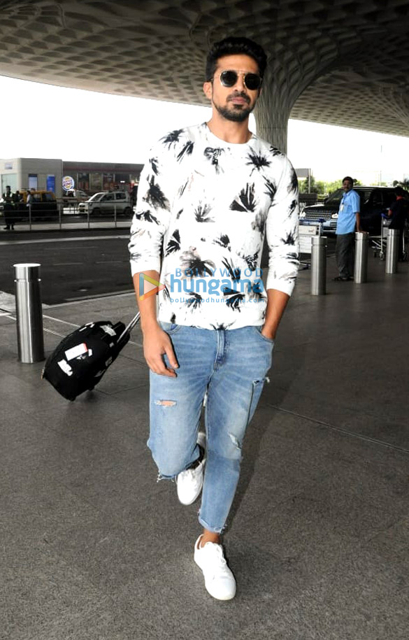 daisy shah anushka sharma virat kohli and saqib saleem snapped at the airport 3