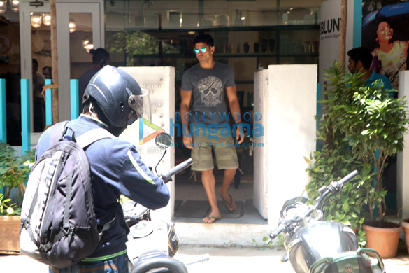 farhan akhtar spotted with family at bblunt salon in bandra 1