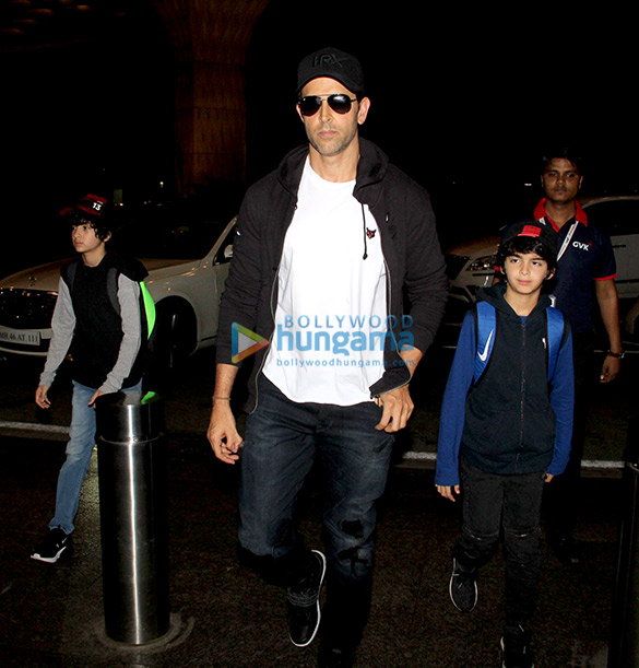 hrithik roshan parineeti chopra and others snapped at the airport 6