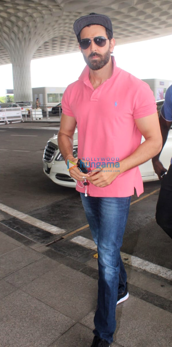 hrithik roshan and anupam kher snapped at the airport 1