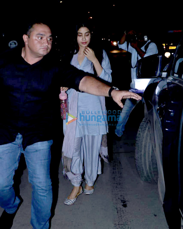 janhvi kapoor spotted at clinic in juhu 3