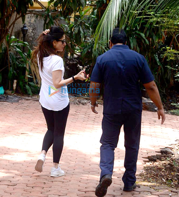 kareena kapoor khan spotted after dance rehearsals in bandra 3