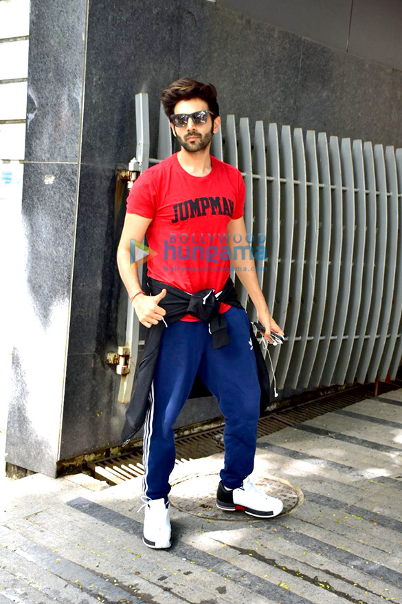 kartik aaryan spotted at gym in bandra 2