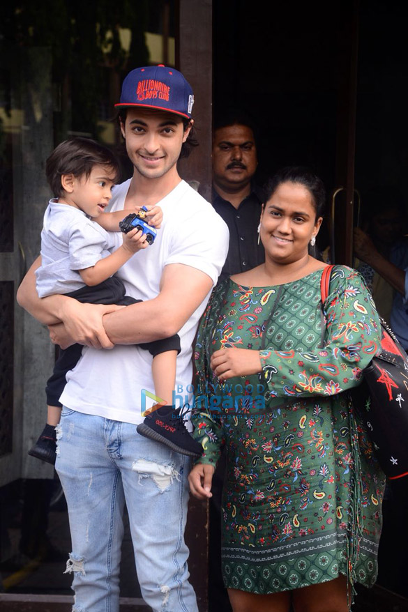 kriti sanon aayush sharma and arpita khan spotted in bandra 2