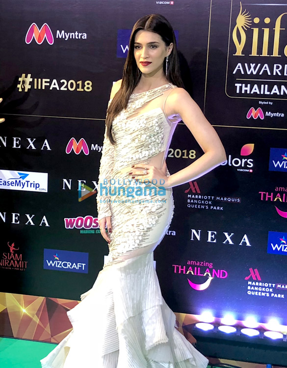 Kriti Sanon, Anil Kapoor, Iulia Vantur and others snapped at the green carpet of IIFA Rocks 2018