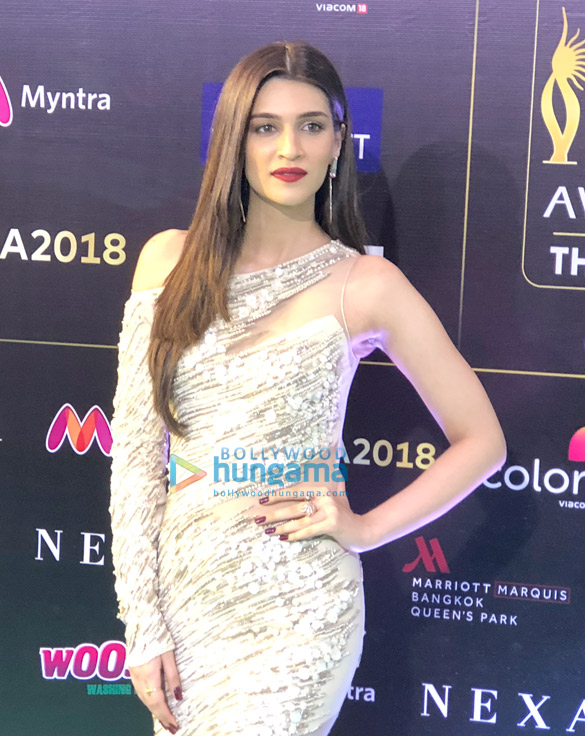 Kriti Sanon, Anil Kapoor, Iulia Vantur and others snapped at the green carpet of IIFA Rocks 2018