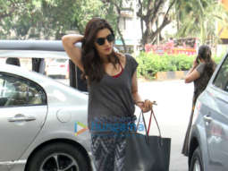 Kriti Sanon snapped at Kromakay salon in Juhu