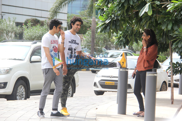 Kunal Kapoor snapped with family at BKC Kunal Kapoor snapped with family at BKC