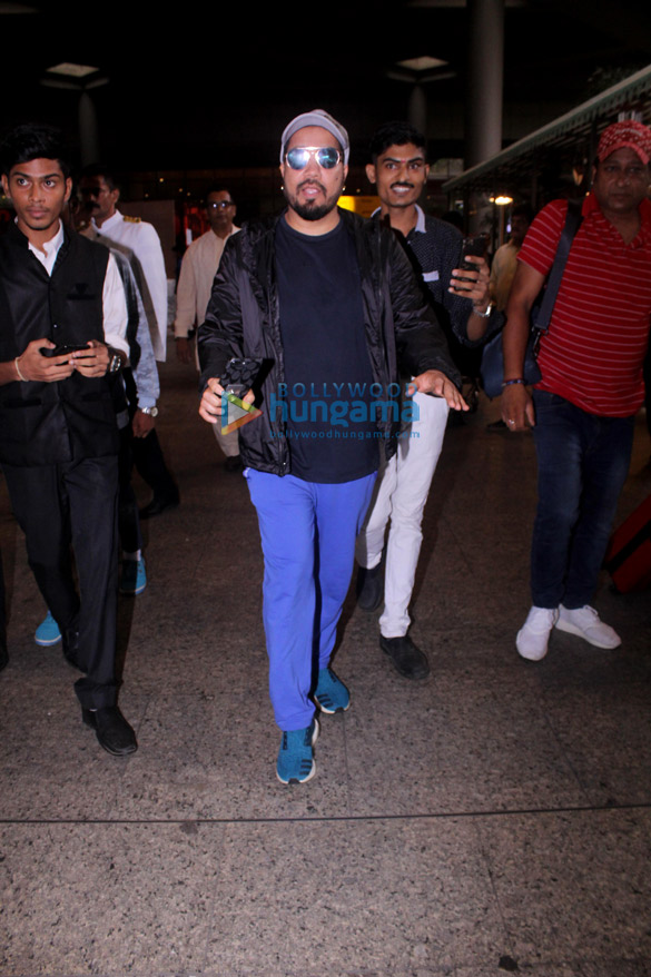 mika singh snapped at the airport 5