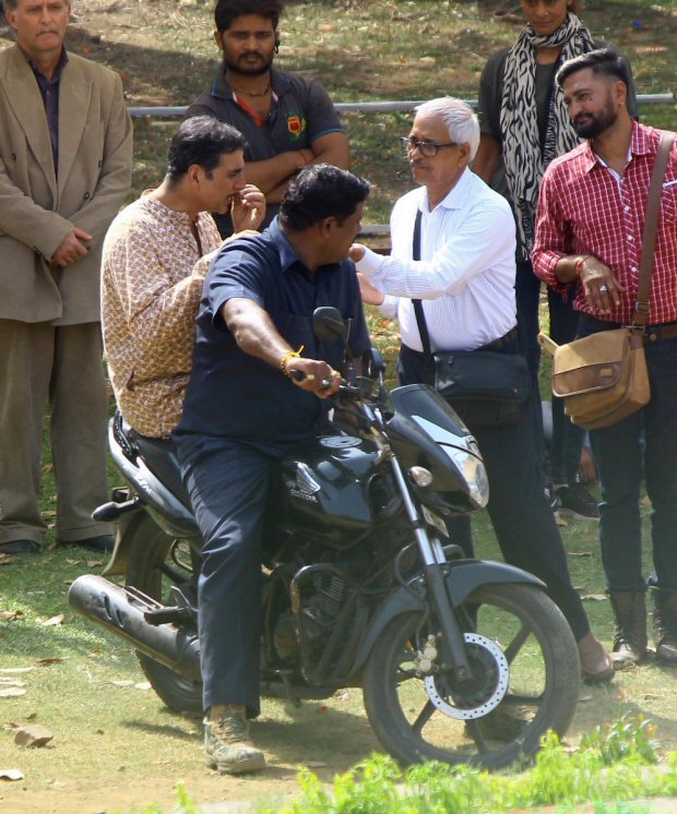 ON THE SETS: Akshay Kumar dons dhoti and kurta while shooting a song for Gold ON THE SETS: Akshay Kumar dons dhoti and kurta while shooting a song for Gold