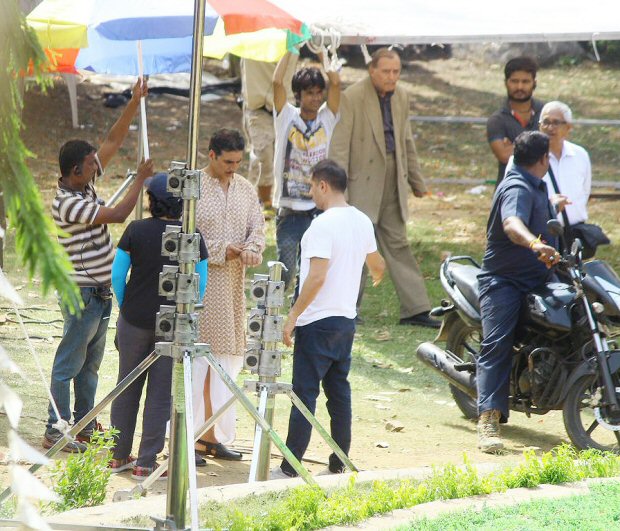 ON THE SETS: Akshay Kumar dons dhoti and kurta while shooting a song for Gold ON THE SETS: Akshay Kumar dons dhoti and kurta while shooting a song for Gold