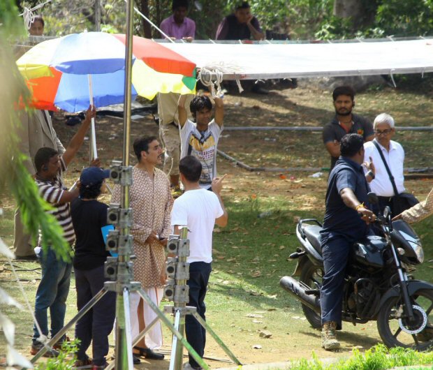 ON THE SETS: Akshay Kumar dons dhoti and kurta while shooting a song for Gold ON THE SETS: Akshay Kumar dons dhoti and kurta while shooting a song for Gold