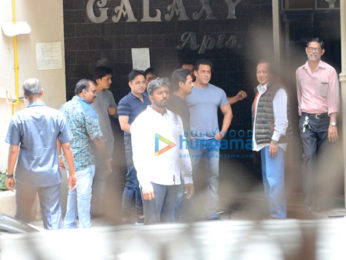 Politician Nitin Gadkari snapped at Salman Khan's house