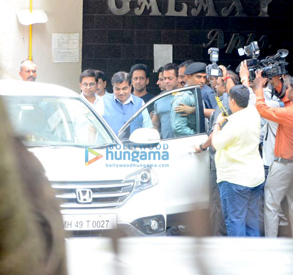 politician nitin gadkari snapped at salman khans house 2