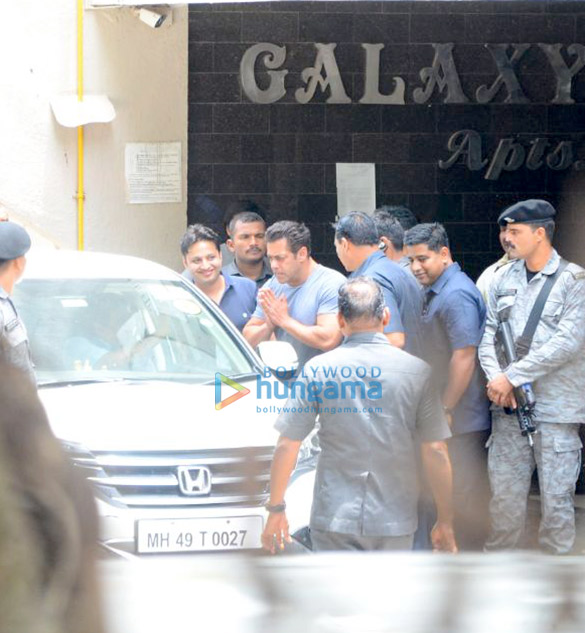 politician nitin gadkari snapped at salman khans house 4